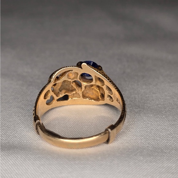 Vintage 10K Black Hills Gold Blue Sapphire and Leave Clusters Ring - Picture 4 of 4